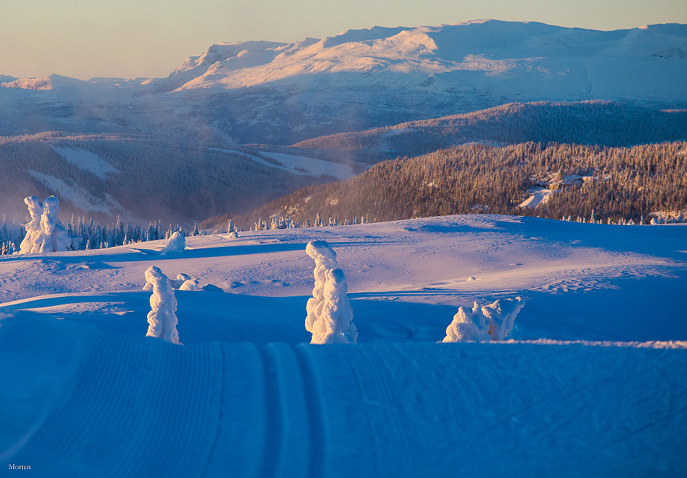 Fint på Skardåsen i ettermiddag. Vinden kom og dro på og begynte å røske i snøskulpturene, så det var i grevens tid med en tur opp til vintereventyret før vinden ødela for mye.