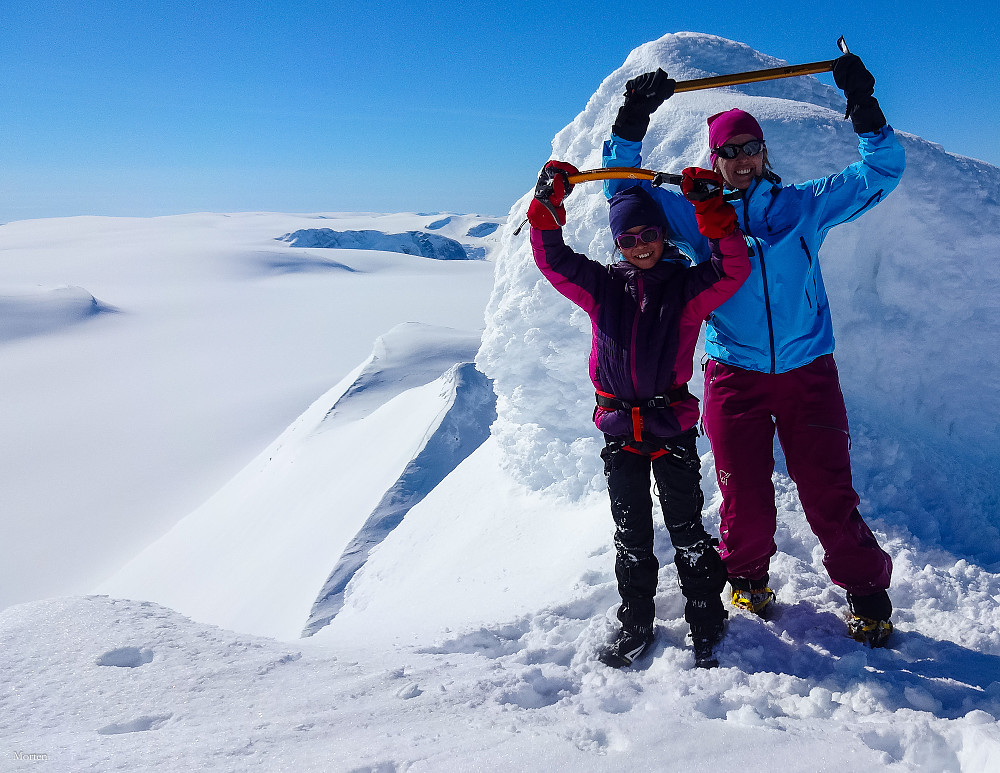 Jeg og Else Mari nesten på toppen av Lodalskåpa.