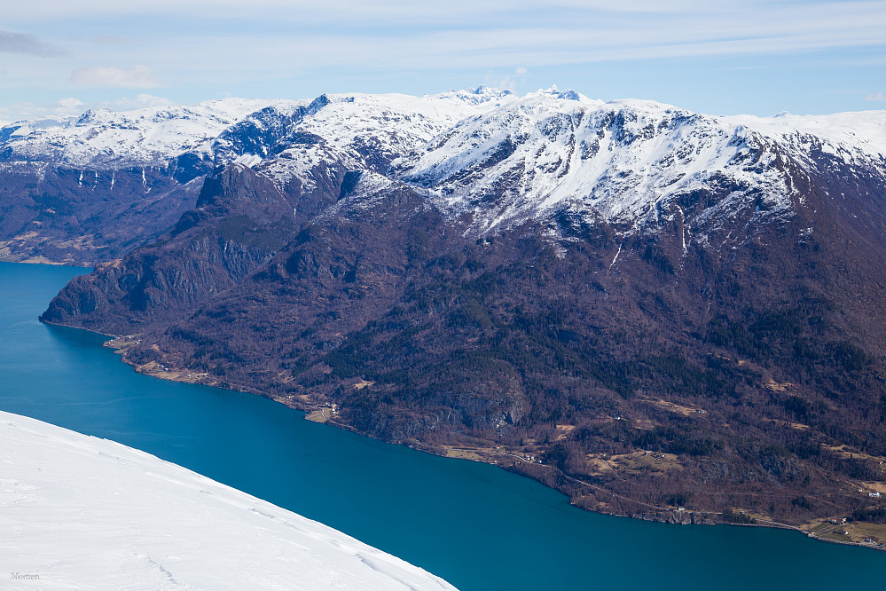 Lustrafjorden med HUrrungane baki.