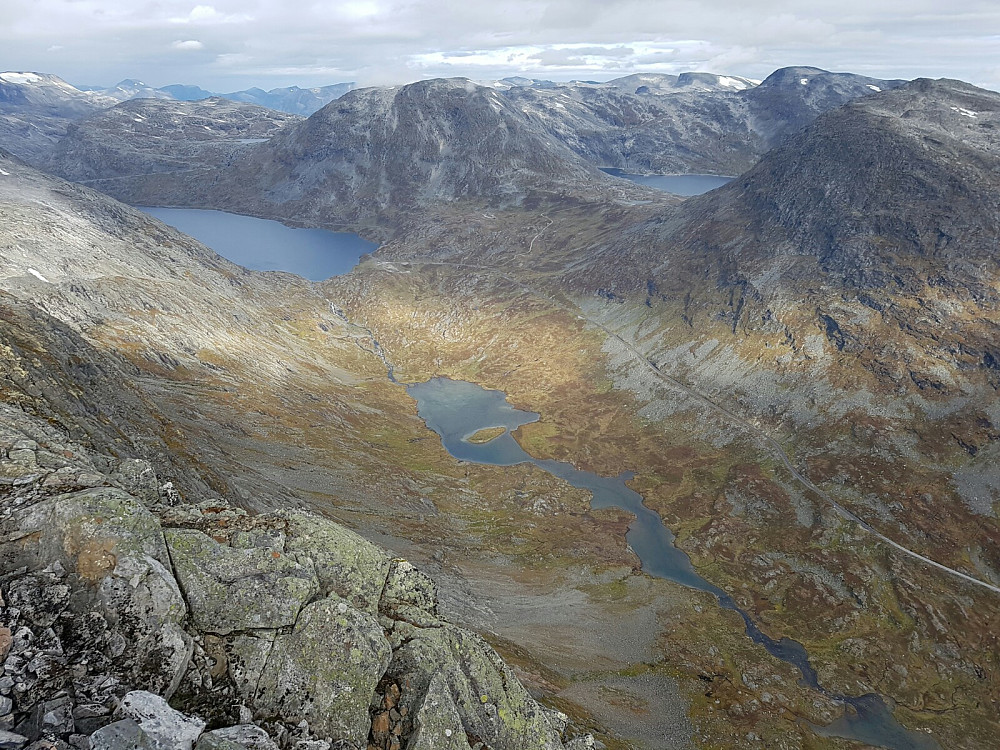 Fra Oppljosegga mot Langvasstjønna og Djupvatnet med Rundegga 1615 og Dalsnibba sentralt i bildet. På den lyse flekken av en parkering står bilen min.