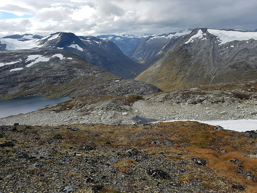 Utsikt nedover Grasdalen mot Hjelle og Oppstryn.