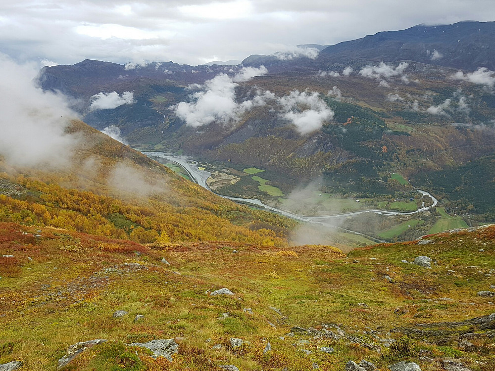 center. På tur ned mot der Visa renner inn i Bøvre.