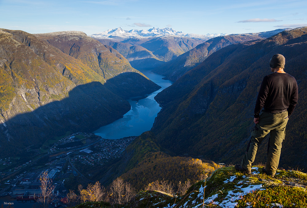 Strålande utsikt. Fra Middagshaugen mot Årdalsvatnet (3 moh) og Storen (2405 moh). Netto høydeforskjell 2402 meter. Kanskje Norges beste Hurrungutsikt?