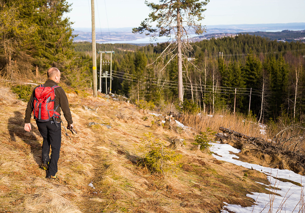 På vei ned fra toppen får man et lite blikk av Mjøsa også.