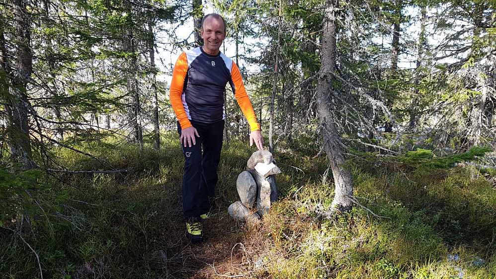 Kongen av Skonhov med selvbygd varde.