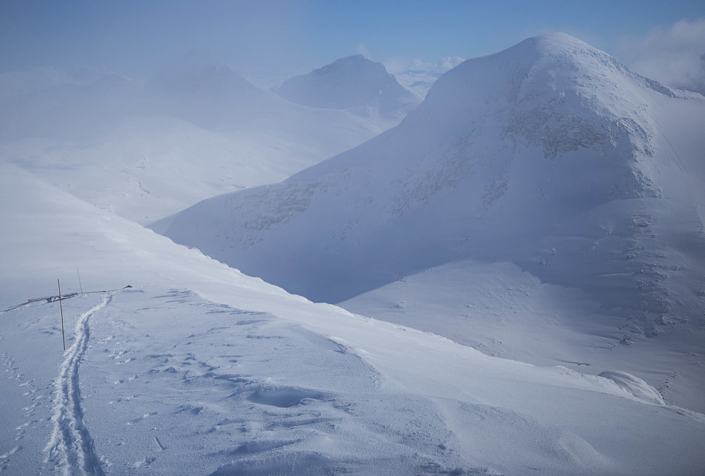 Austre Rauddalstinden og Sjogholstinden baki der.