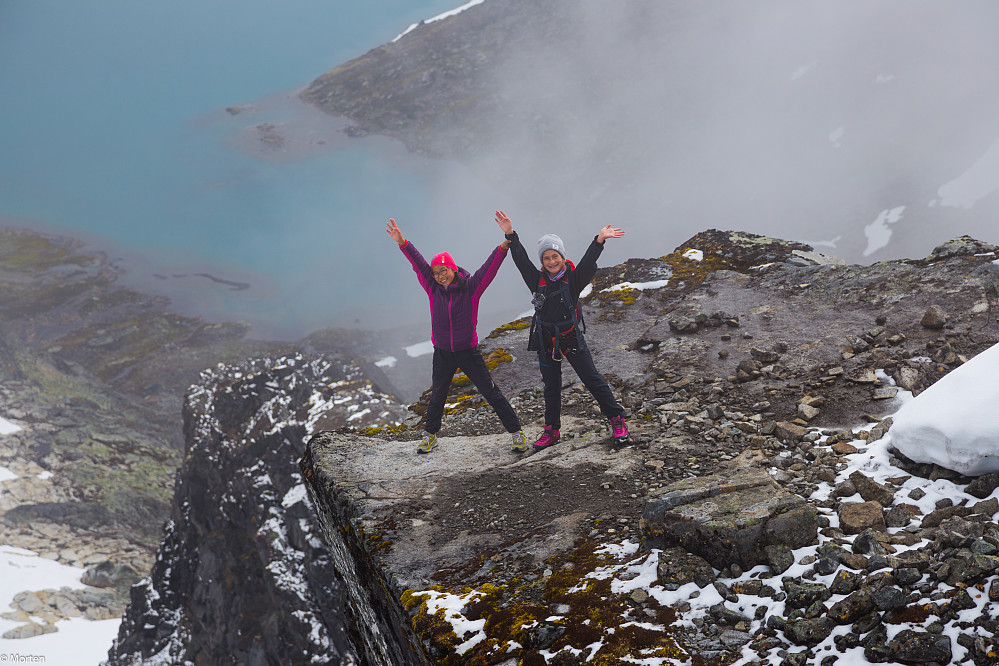 Det ser kanskje litt skummelt ut på bilde, men det var ikke farlig å gå der. Litt som Trolltunga, og der er det jo mange som går. Geir Helge tok det bildet.