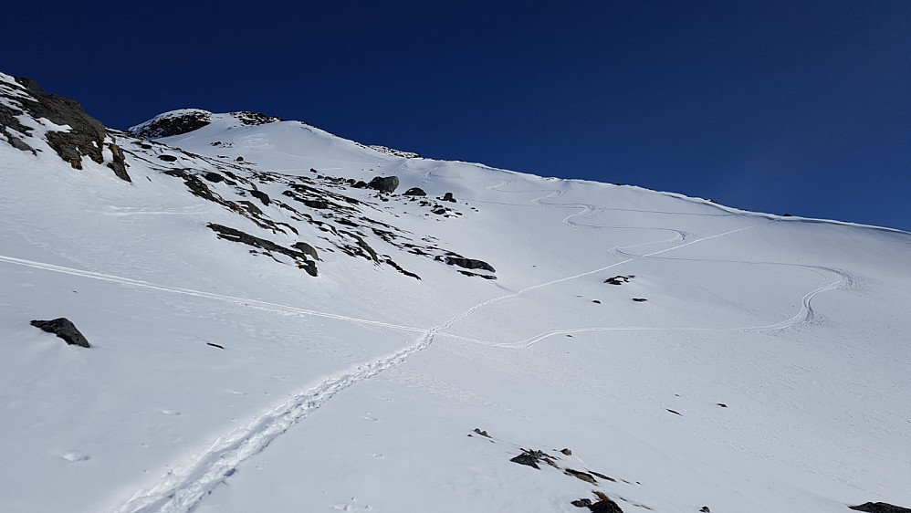 En del stein stikker opp i bratta under breen, sikkert greit med hjelm her som jeg ikke hadde i dag.