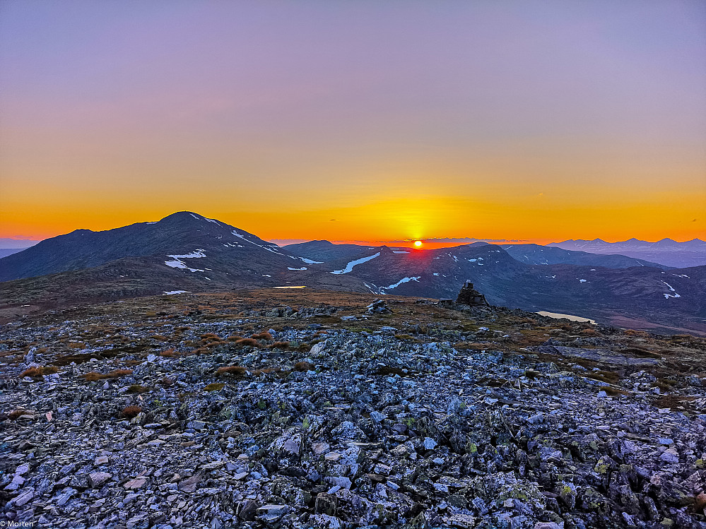 Solnedgang på Skarven med tilbakeblikk mot Gråhøa. Litt kunstige farger kanskje på nytelefonen, men men.