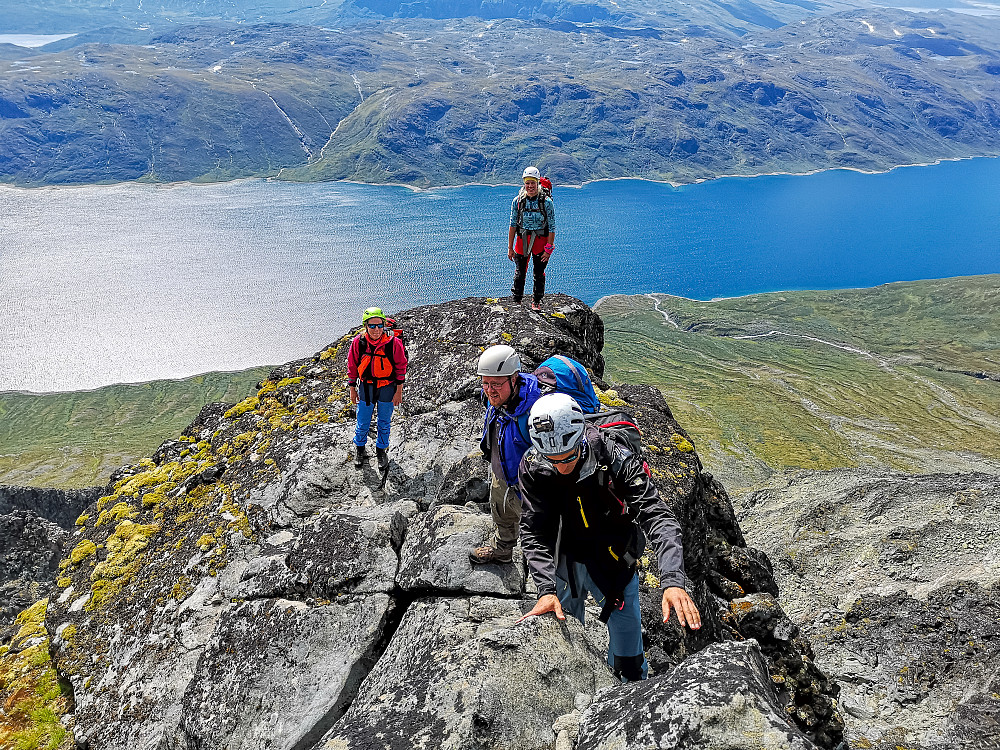 På sideryggen.