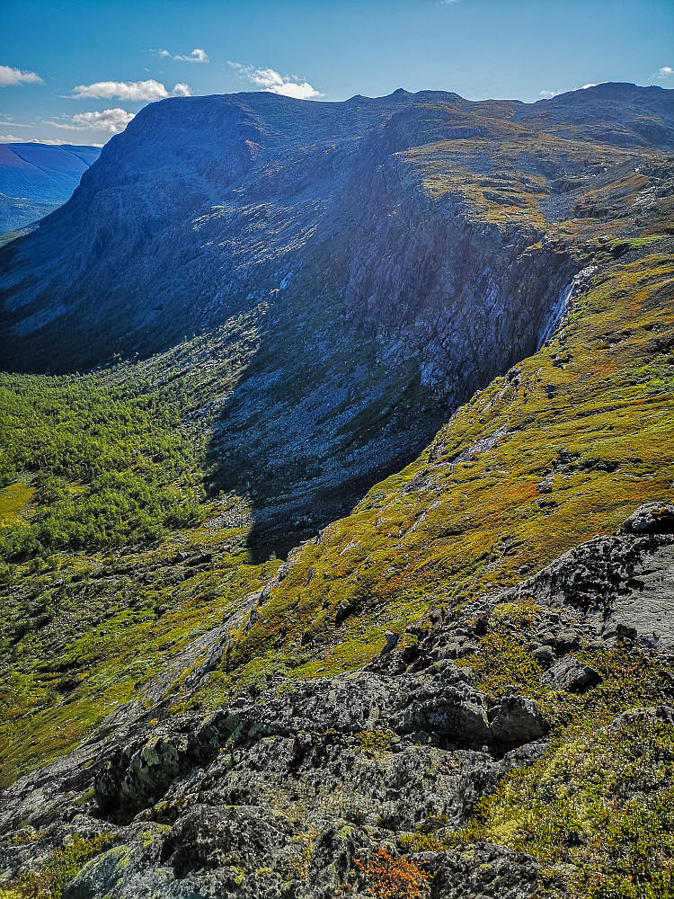 Hydalsbergi bakerst. Hydalsfossen lenger foran.
