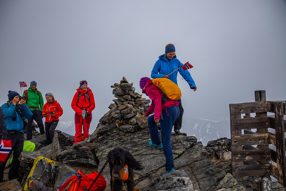 15 år og 115 dager nås den siste toppen over 2000 meter på fastlandet med primærfaktor 10 meter. 377 i tallet.