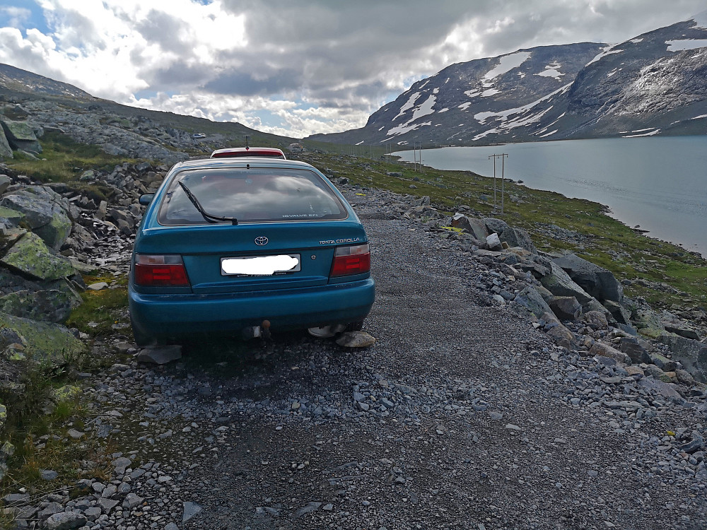 Noen ganger kan man lure på hva som sitter oppe i hode på folk. Disse to bilene stod mer eller mindre midt i veien ganske langt inn mot bommen. Var rikelig med plasser litt lenger ute. Det var f.eks. i praksis klin umulig å komme forbi om arbeidere hadde hatt ærend inne ved anlegget innerst i veien i dag.