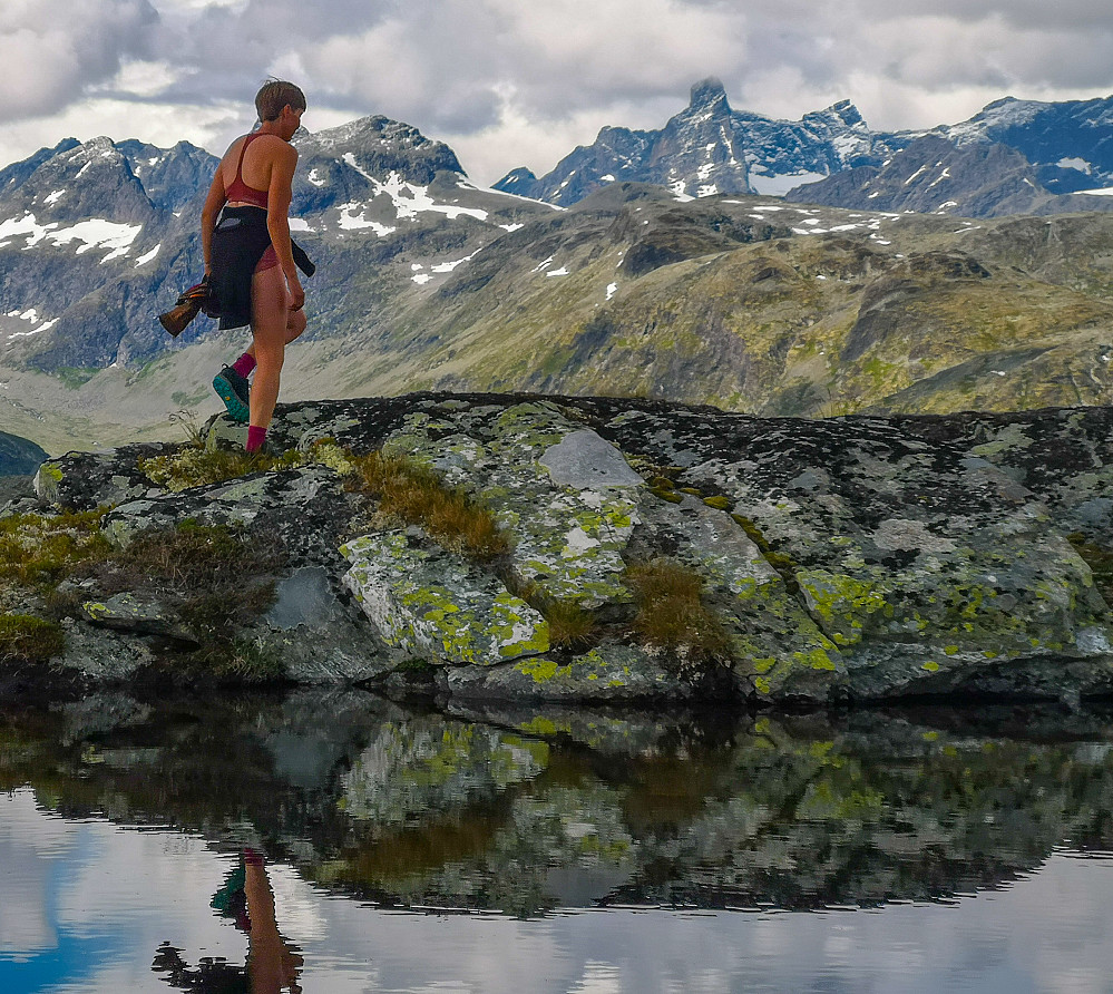 Storen sentralt i bakgrunnen.