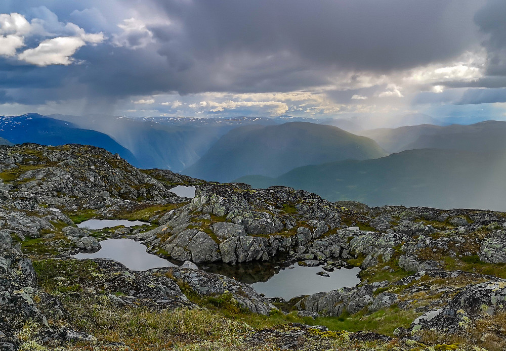 Bygevær nedover mot Årdal. Det runde Byttejuvfjellet sentralt i bildet.