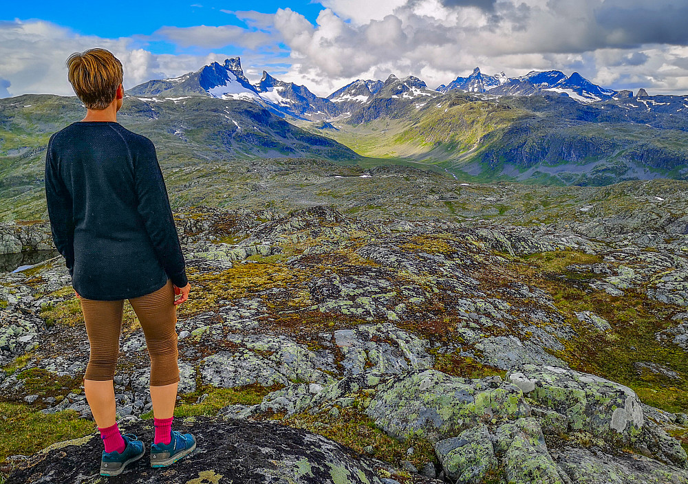 Helt strålende utsikt fra toppen mot Gravdalen og Hurrungane.