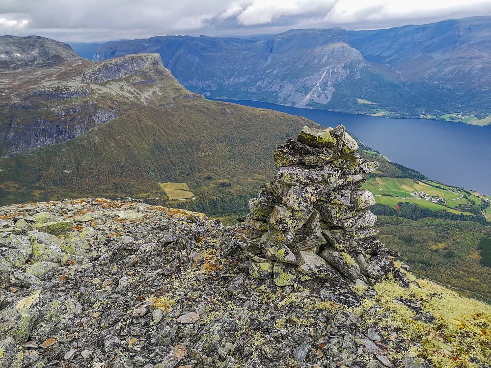 Varde helt ute på kanten mot stupet.