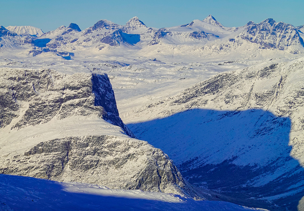 Med telelinse mot Skutshorn og Jotunheimen. Store Memurutind har også sneket seg med.