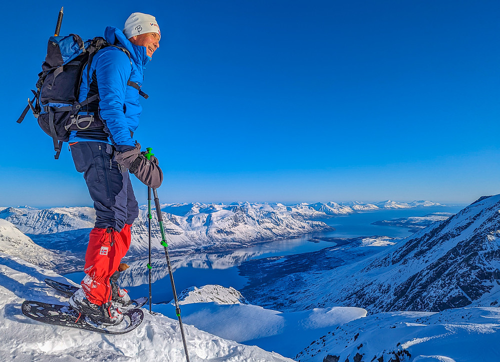Jørn høyt over fjorder og fjell, på vei ned fra Holmbukktinden.