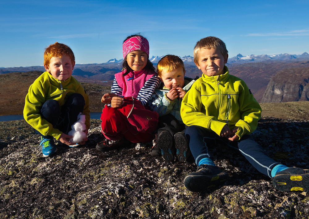 Alle barna på toppen.