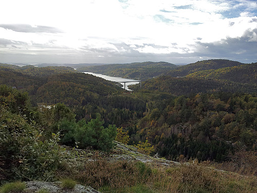 Flott utsikt fra Gaukåsen mot Langangbroa. 