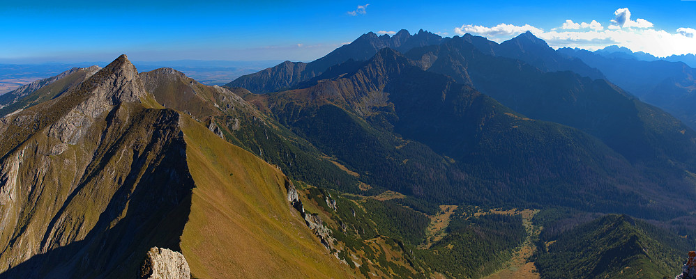 Fra toppen mot Zdiarska Vidla og bl.a. Lomnica og Gerlach Stit i bakgrunnen.