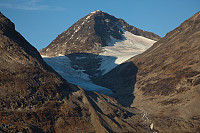 Veslfjelltinden (2157 moh). Hurrbrean er iflg. kartet sammenhengende, men virkeligheten viser noe annet. Her er de to krokene helt adskilt.