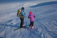Meg og mamma koser oss. Det var noe som pappa kalte gjennomslagsskare som gjorde at det blei vanskelig å kjøre på ski, og jeg datt noen ganger, men på slutten blei det mye bedre og kjempegøy.