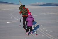 Der jeg ikke kunne gå med slalomskia fikk jeg litt hjelp av pappa på slutten.