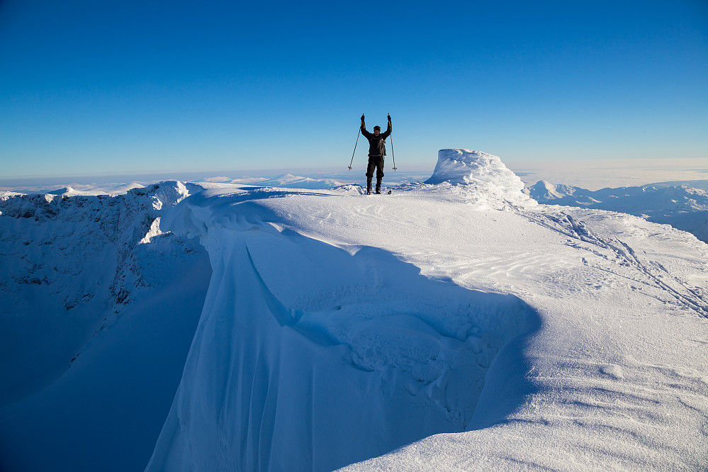Larsen on top of Valdres. Mange Valdriser som er glade i å gå på tur, men det er ikke så skremmende mange som har besøkt regionens høyeste punkt. Et nydelig sted på ski.