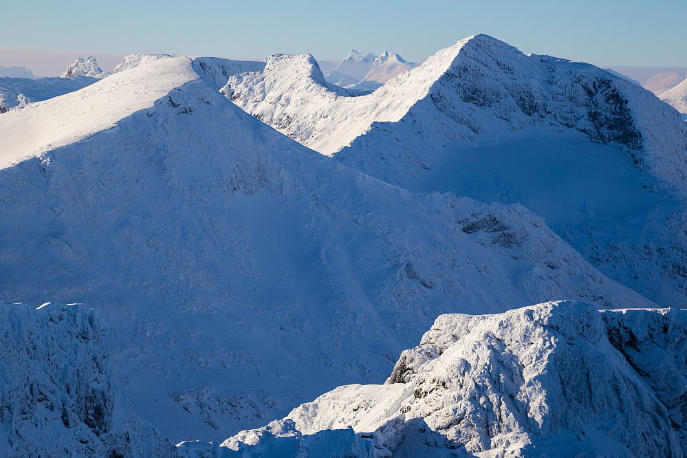 Fjell på fjell helt til Hurrunganes tanngard. I forgrunnen langt der nede, traversen vi bare delvis gikk av forskjellige grunner. Været var ikke en av de.