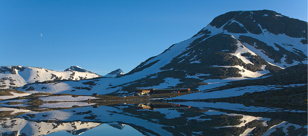Leirvassbu is beautifully situated by the lake Leirvatnet in the heart of Jotunheimen.