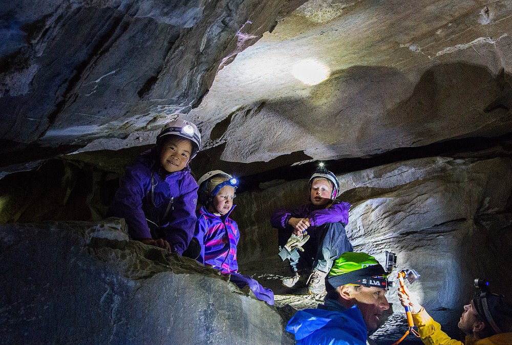 Her er jeg og Bjørk og Tiril langt inne i grotta etter å ha klatret langt opp fra bunnen og opp i taket.