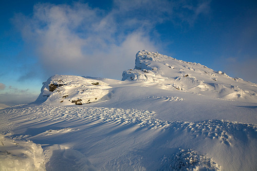 Mot toppen fra vest en januarettermiddag.