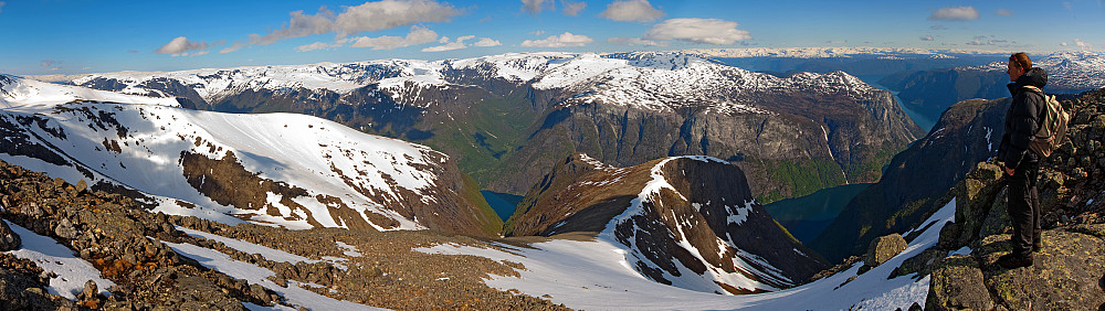 Øyvind skuer ned i fjordeventyret. Nærøyfjorden fikk vi kun se stykkvis og oppdelt og kun ved å bevege oss et stykke ned og ut mot stupkantene. Selve Stiganosi har faktisk en relativt kjedelig og begrenset utsikt.