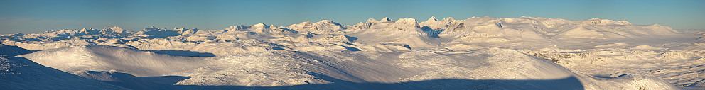 Panoramautsikt fra Mugnetinden mot Jotunheimen. En av de virkelige flotte Jotunheimsyna er det man får oppleve her på godværsdager, med Gjendealpene kun et "steinkast" unna.