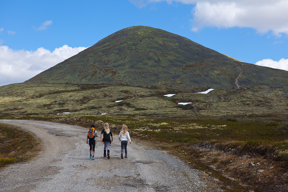 Jeg og Julie og Frida på vei mot toppen.
