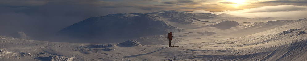 Panoramabilde fra like oppunder toppen i øst-sørøstlig retning.