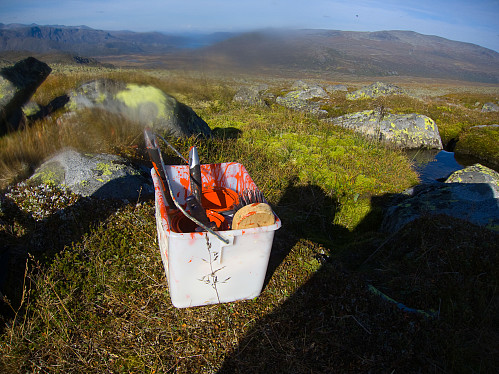 Malerbøtta. har fått grums (maling?) på linsa her.