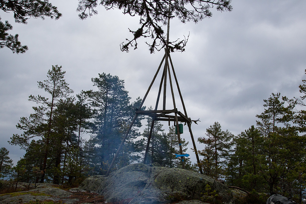 Monumentet på toppen. I forgrunnen røyk fra vårt vellykkede bål.