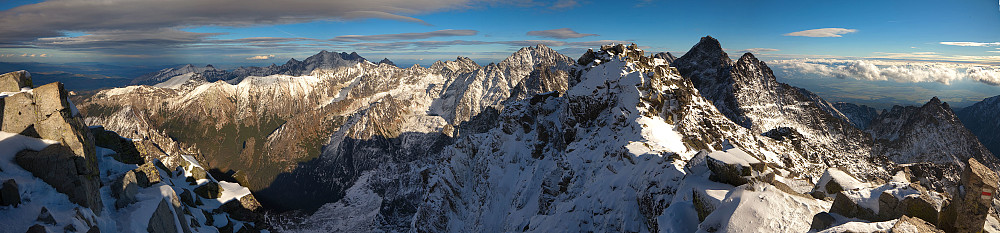 Utsikt sørøstover fra toppen mot bl.a. 2503 toppen, Vysolka og med Gerlachovský štít lenger i det fjerne.