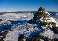 På toppen av Smørlifjellet. Hele topplatået var i hovdesak feiet rent for snø.