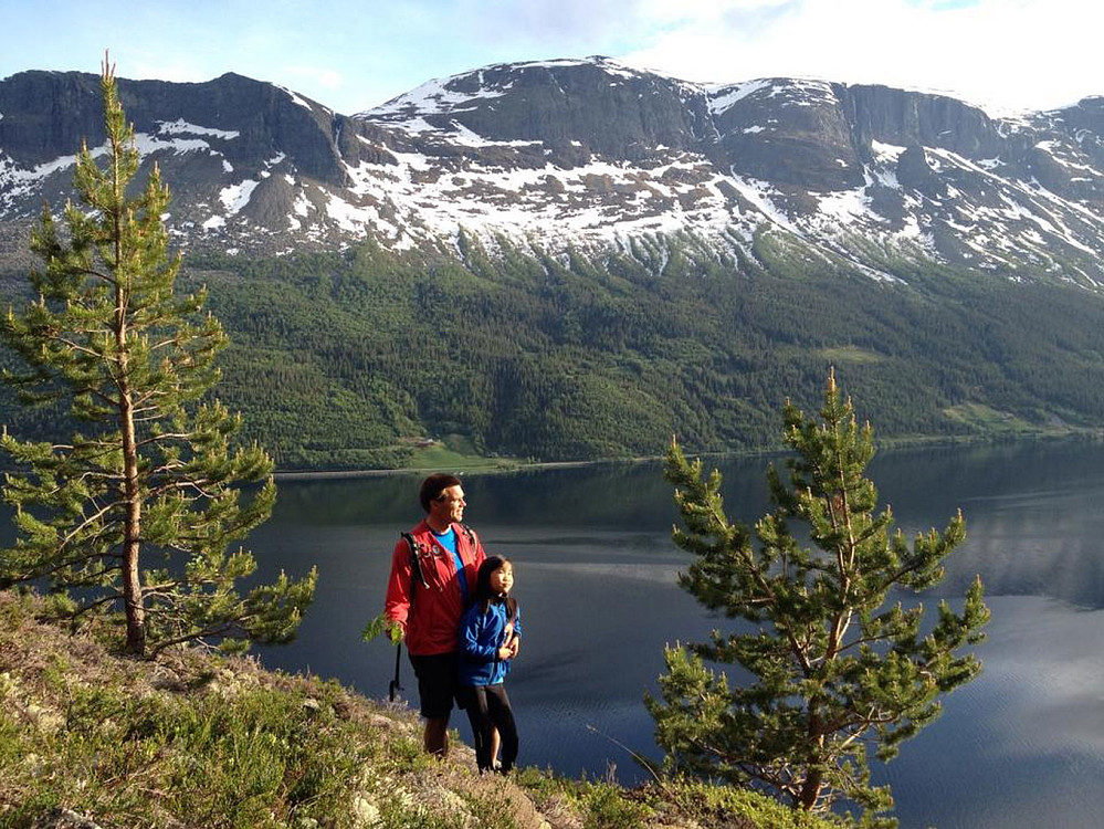 På vei ned i kveldssola. Bergsfjellet bakenfor.