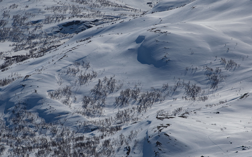 Ser du godt etter, så ser du snøhulene våre på bildet som er tatt fra Stølsnøse dagen etter.