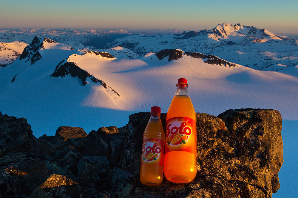 Heidi mente at solo burde betale godt for dette bildet. Heidis er den lille flasken og min er den store. Enden på visa ble at jeg drakk hele den store og vel halve den lille :)