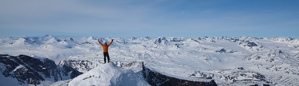 Undertegnede på Tjønnholstinden med litt av Jotunheimpanoramaet i bakgrunnen.