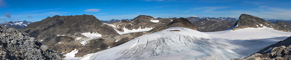 Panorama mot Sagi, Mjølkedalspiggen og Langeskavltinden fra sadelen nord for Uranostinden.