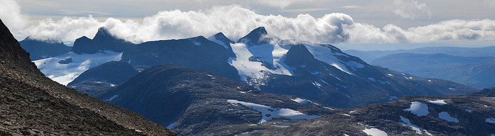 Falketind og Stølsnostind fra sadelen nord for Uranostinden.