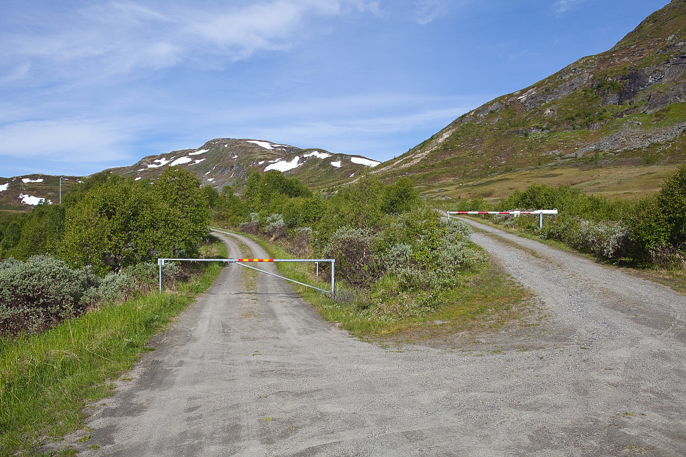 Veien inn mot Valdresdalen behørig stengt med bom (det er den høyre av de to).