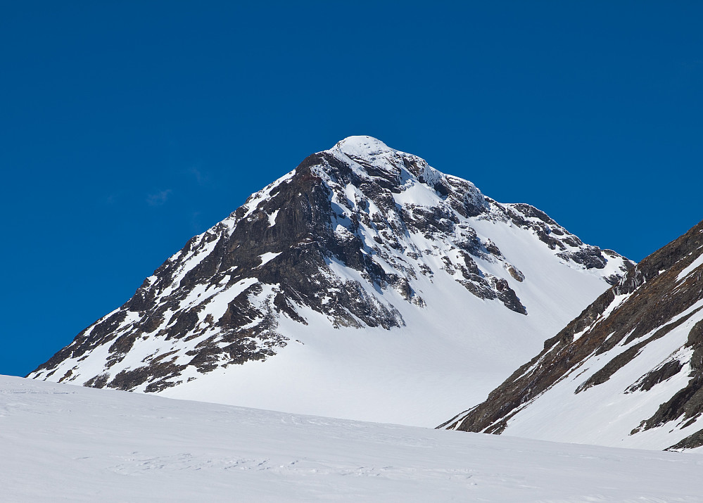 Veslfjelltinden. Nesten litt Everestfeeling der den ruver litt tilbaketrukkent innenfor forgrunnen.